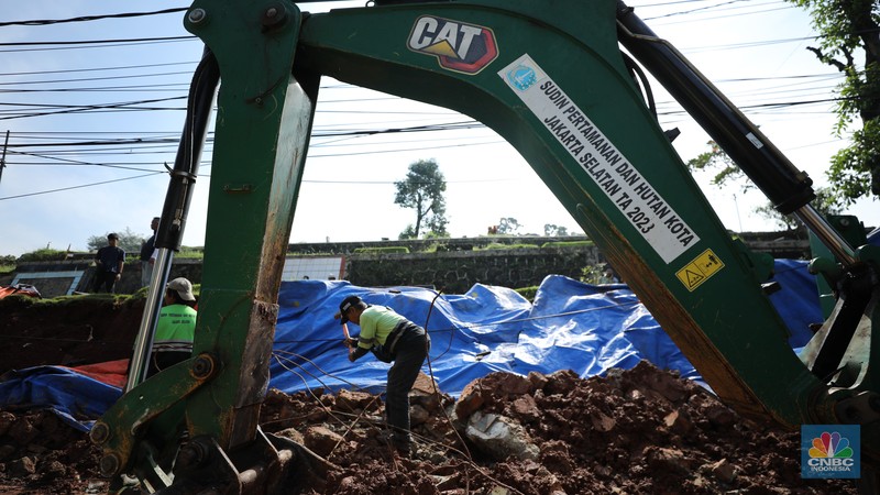 Tembok Pembatas Makam Jebol 10 Jenazah di Relokasi. (CNBC Indonesia/Tri Susilo) Tembok Pembatas Makam Jebol 10 Jenazah di Relokasi. (CNBC Indonesia/Tri Susilo)