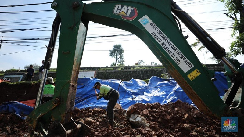 Tembok Pembatas Makam Jebol 10 Jenazah di Relokasi. (CNBC Indonesia/Tri Susilo) Tembok Pembatas Makam Jebol 10 Jenazah di Relokasi. (CNBC Indonesia/Tri Susilo)