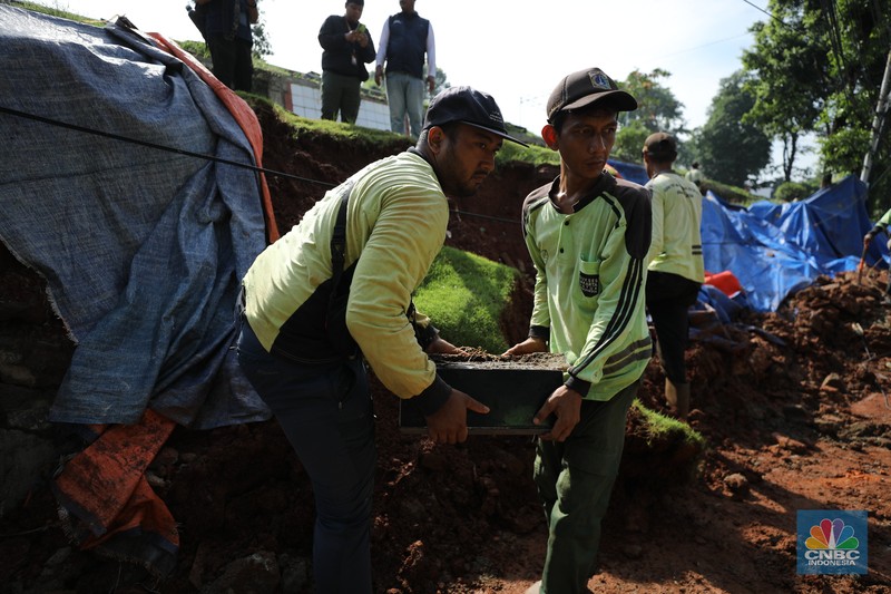 Tembok Pembatas Makam Jebol 10 Jenazah di Relokasi. (CNBC Indonesia/Tri Susilo) Tembok Pembatas Makam Jebol 10 Jenazah di Relokasi. (CNBC Indonesia/Tri Susilo)