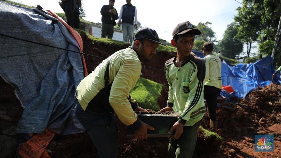 Tembok Pembatas Makam Jebol 10 Jenazah di Relokasi. (CNBC Indonesia/Tri Susilo) Tembok Pembatas Makam Jebol 10 Jenazah di Relokasi. (CNBC Indonesia/Tri Susilo)
