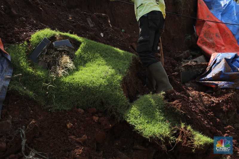 Tembok Pembatas Makam Jebol 10 Jenazah di Relokasi. (CNBC Indonesia/Tri Susilo) Tembok Pembatas Makam Jebol 10 Jenazah di Relokasi. (CNBC Indonesia/Tri Susilo)