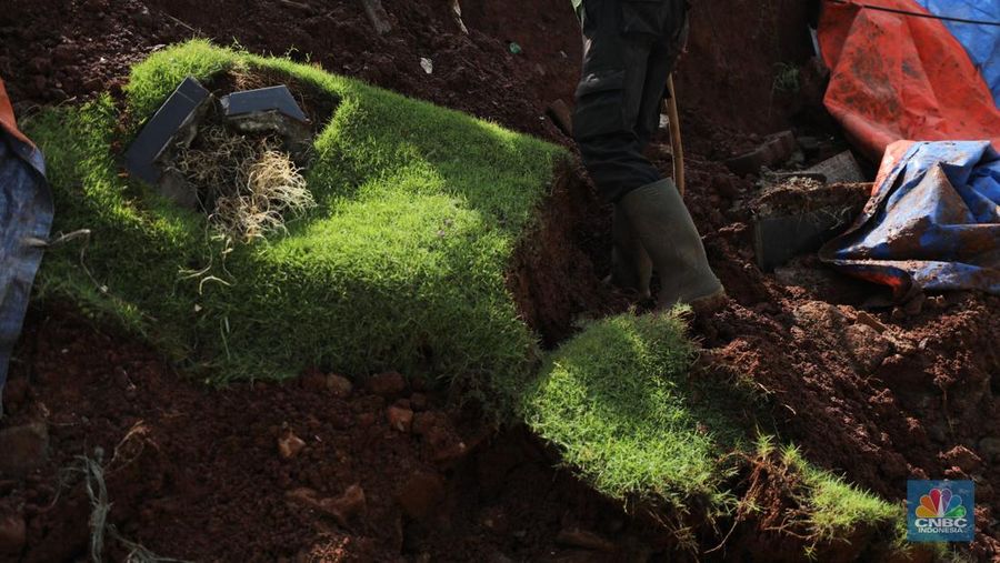 Tembok Pembatas Makam Jebol 10 Jenazah di Relokasi. (CNBC Indonesia/Tri Susilo) Tembok Pembatas Makam Jebol 10 Jenazah di Relokasi. (CNBC Indonesia/Tri Susilo)