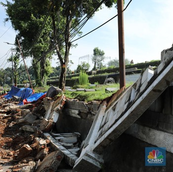 Potret Tembok TPU Jeruk Purut Jebol, 10 Jenazah Direlokasi