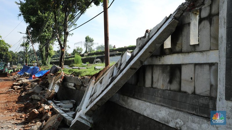 Tembok Pembatas Makam Jebol 10 Jenazah di Relokasi. (CNBC Indonesia/Tri Susilo) Tembok Pembatas Makam Jebol 10 Jenazah di Relokasi. (CNBC Indonesia/Tri Susilo)