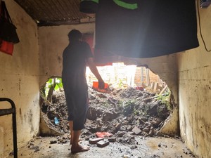 Warga Cerita Detik-detik Tembok Rumahnya Bolong Imbas Tanggul Baswedan Jebol