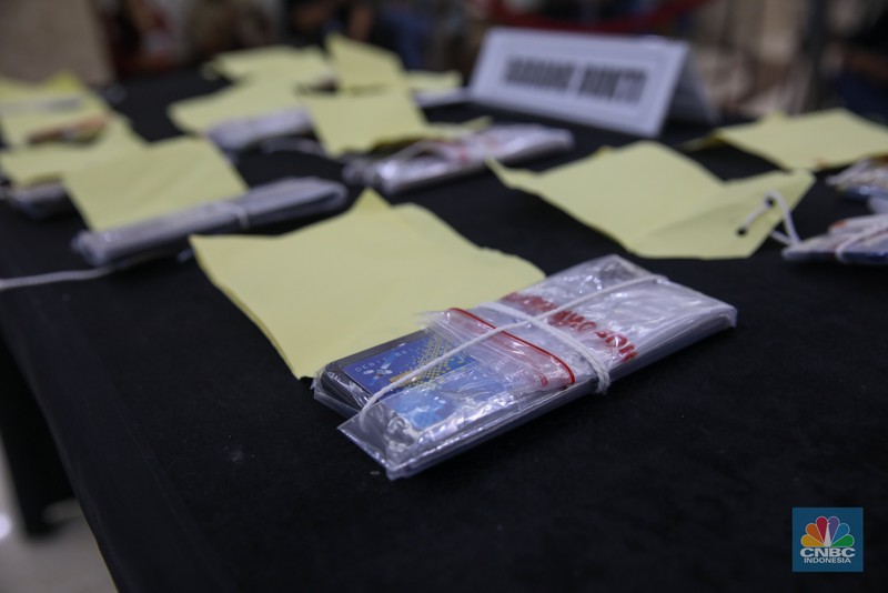 Tersangka kasus penipuan online dan pencucian uang dihadirkan di Polda Metro Jaya, Jakarta, Jumat (31/1/2025).  (CNBC Indonesia/Faisal Rahman) Tersangka kasus penipuan online dan pencucian uang dihadirkan di Polda Metro Jaya, Jakarta, Jumat (31/1/2025).  (CNBC Indonesia/Faisal Rahman)