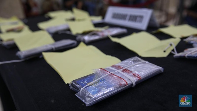 Tersangka kasus penipuan online dan pencucian uang dihadirkan di Polda Metro Jaya, Jakarta, Jumat (31/1/2025).  (CNBC Indonesia/Faisal Rahman) Tersangka kasus penipuan online dan pencucian uang dihadirkan di Polda Metro Jaya, Jakarta, Jumat (31/1/2025).  (CNBC Indonesia/Faisal Rahman)