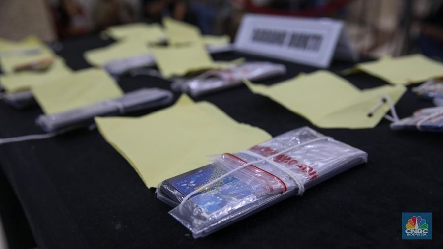 Tersangka kasus penipuan online dan pencucian uang dihadirkan di Polda Metro Jaya, Jakarta, Jumat (31/1/2025).  (CNBC Indonesia/Faisal Rahman) Tersangka kasus penipuan online dan pencucian uang dihadirkan di Polda Metro Jaya, Jakarta, Jumat (31/1/2025).  (CNBC Indonesia/Faisal Rahman)