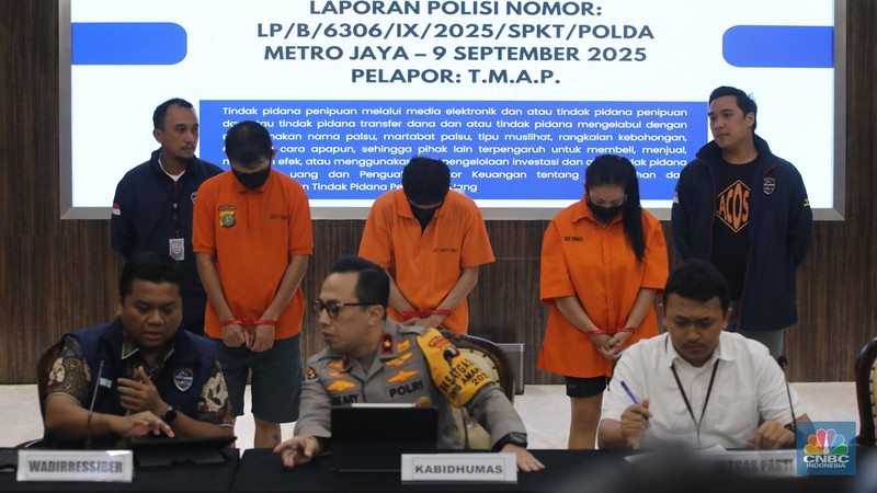Tersangka kasus penipuan online dan pencucian uang dihadirkan di Polda Metro Jaya, Jakarta, Jumat (31/1/2025).  (CNBC Indonesia/Faisal Rahman) Tersangka kasus penipuan online dan pencucian uang dihadirkan di Polda Metro Jaya, Jakarta, Jumat (31/1/2025).  (CNBC Indonesia/Faisal Rahman)