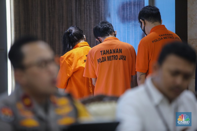 Tersangka kasus penipuan online dan pencucian uang dihadirkan di Polda Metro Jaya, Jakarta, Jumat (31/1/2025).  (CNBC Indonesia/Faisal Rahman) Tersangka kasus penipuan online dan pencucian uang dihadirkan di Polda Metro Jaya, Jakarta, Jumat (31/1/2025).  (CNBC Indonesia/Faisal Rahman)
