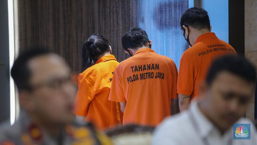 Tersangka kasus penipuan online dan pencucian uang dihadirkan di Polda Metro Jaya, Jakarta, Jumat (31/1/2025).  (CNBC Indonesia/Faisal Rahman) Tersangka kasus penipuan online dan pencucian uang dihadirkan di Polda Metro Jaya, Jakarta, Jumat (31/1/2025).  (CNBC Indonesia/Faisal Rahman)