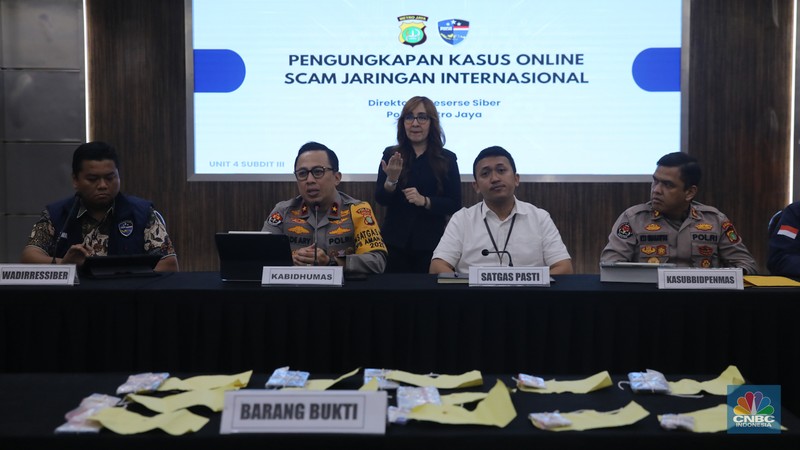 Tersangka kasus penipuan online dan pencucian uang dihadirkan di Polda Metro Jaya, Jakarta, Jumat (31/1/2025).  (CNBC Indonesia/Faisal Rahman) Tersangka kasus penipuan online dan pencucian uang dihadirkan di Polda Metro Jaya, Jakarta, Jumat (31/1/2025).  (CNBC Indonesia/Faisal Rahman)