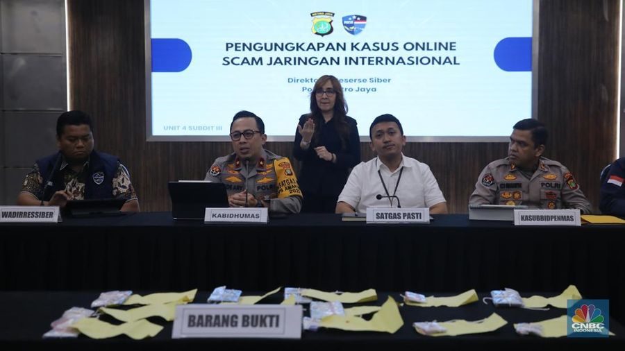 Tersangka kasus penipuan online dan pencucian uang dihadirkan di Polda Metro Jaya, Jakarta, Jumat (31/1/2025).  (CNBC Indonesia/Faisal Rahman) Tersangka kasus penipuan online dan pencucian uang dihadirkan di Polda Metro Jaya, Jakarta, Jumat (31/1/2025).  (CNBC Indonesia/Faisal Rahman)