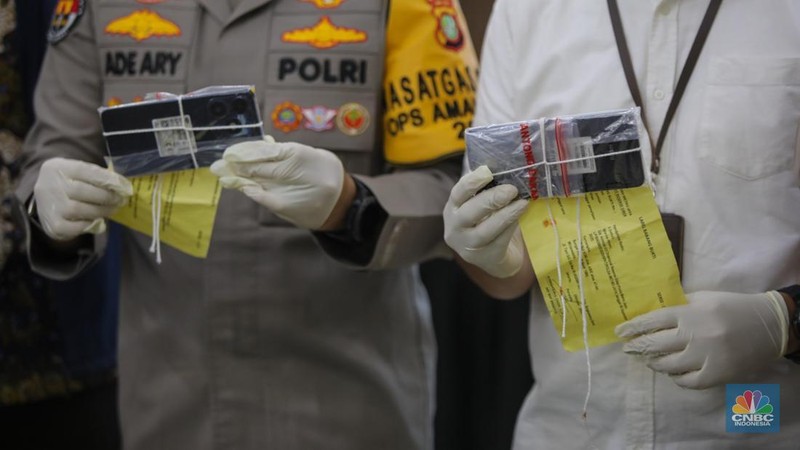 Tersangka kasus penipuan online dan pencucian uang dihadirkan di Polda Metro Jaya, Jakarta, Jumat (31/1/2025).  (CNBC Indonesia/Faisal Rahman) Tersangka kasus penipuan online dan pencucian uang dihadirkan di Polda Metro Jaya, Jakarta, Jumat (31/1/2025).  (CNBC Indonesia/Faisal Rahman)