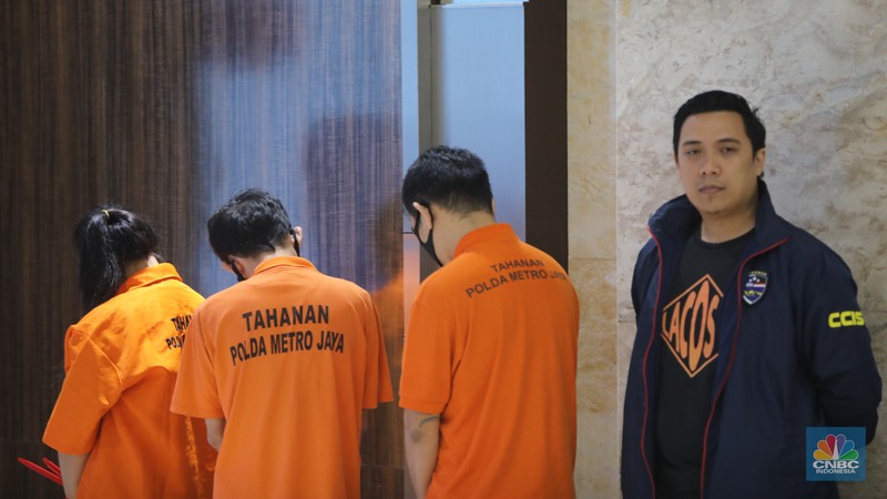Tersangka kasus penipuan online dan pencucian uang dihadirkan di Polda Metro Jaya, Jakarta, Jumat (31/1/2025).  (CNBC Indonesia/Faisal Rahman) Tersangka kasus penipuan online dan pencucian uang dihadirkan di Polda Metro Jaya, Jakarta, Jumat (31/1/2025).  (CNBC Indonesia/Faisal Rahman)