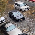 Sejumlah mobil melewati jalanan yang tergenang air di tengah hujan di New York, AS, 30 Oktober 2025 dalam tangkapan layar yang diambil dari video media sosial. Abigail Ekue/via REUTERS