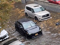 Sejumlah mobil melewati jalanan yang tergenang air di tengah hujan di New York, AS, 30 Oktober 2025 dalam tangkapan layar yang diambil dari video media sosial. Abigail Ekue/via REUTERS