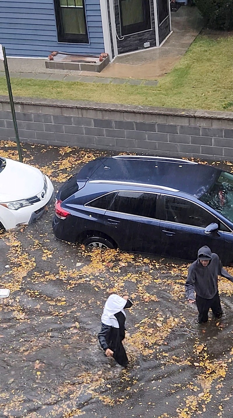 USA-WEATHER/NEW YORK-FLOODING Kendaraan melintas melewati banjir di New York City, AS, 30 Oktober 2025, dalam gambar diam yang diperoleh dari video media sosial. Mariah Whitmoyer/via REUTERS