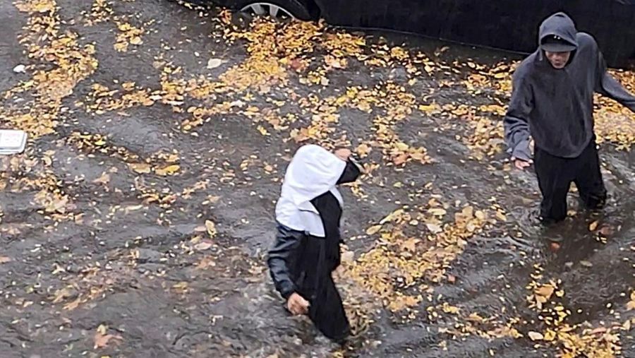 USA-WEATHER/NEW YORK-FLOODING Kendaraan melintas melewati banjir di New York City, AS, 30 Oktober 2025, dalam gambar diam yang diperoleh dari video media sosial. Mariah Whitmoyer/via REUTERS