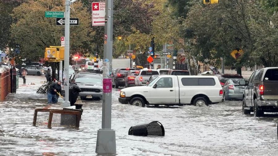 Kendaraan melintas melewati banjir di New York City, AS, 30 Oktober 2025, dalam gambar diam yang diperoleh dari video media sosial. Mariah Whitmoyer/via REUTERS