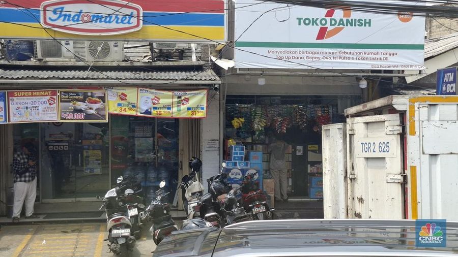 Warung madura yang menempel persis dengan Indomaret, di Petukangan Utara, Jakarta Selatan, Jumat, (31/10/2025). (CNBC Indonesia/Chandra)