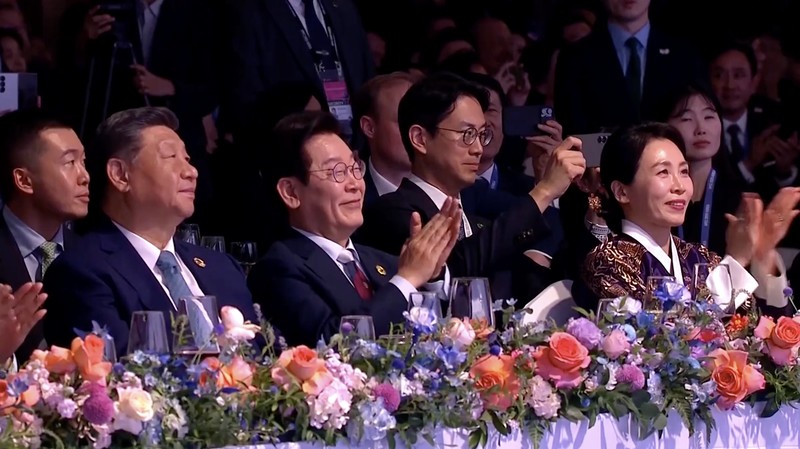 Bintang K-pop G-Dragon memukau para tamu dalam jamuan makan malam gala KTT Kerja Sama Ekonomi Asia-Pasifik (APEC) 2025 yang digelar di Hotel Lahan Select Gyeongju, Korea Selatan, pada Jumat (31/10/2025). Bintang K-pop G-Dragon memukau para tamu dalam jamuan makan malam gala KTT Kerja Sama Ekonomi Asia-Pasifik (APEC) 2025 yang digelar di Hotel Lahan Select Gyeongju, Korea Selatan, pada Jumat (31/10/2025). (Tangkapan Layar Video Reuters/KBS)