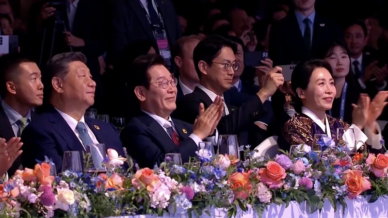 Bintang K-pop G-Dragon memukau para tamu dalam jamuan makan malam gala KTT Kerja Sama Ekonomi Asia-Pasifik (APEC) 2025 yang digelar di Hotel Lahan Select Gyeongju, Korea Selatan, pada Jumat (31/10/2025). Bintang K-pop G-Dragon memukau para tamu dalam jamuan makan malam gala KTT Kerja Sama Ekonomi Asia-Pasifik (APEC) 2025 yang digelar di Hotel Lahan Select Gyeongju, Korea Selatan, pada Jumat (31/10/2025). (Tangkapan Layar Video Reuters/KBS)