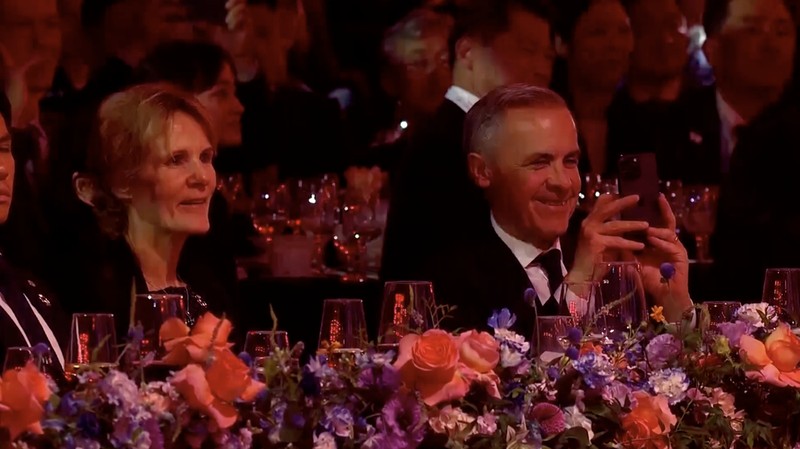 Bintang K-pop G-Dragon memukau para tamu dalam jamuan makan malam gala KTT Kerja Sama Ekonomi Asia-Pasifik (APEC) 2025 yang digelar di Hotel Lahan Select Gyeongju, Korea Selatan, pada Jumat (31/10/2025). Bintang K-pop G-Dragon memukau para tamu dalam jamuan makan malam gala KTT Kerja Sama Ekonomi Asia-Pasifik (APEC) 2025 yang digelar di Hotel Lahan Select Gyeongju, Korea Selatan, pada Jumat (31/10/2025). (Tangkapan Layar Video Reuters/KBS)