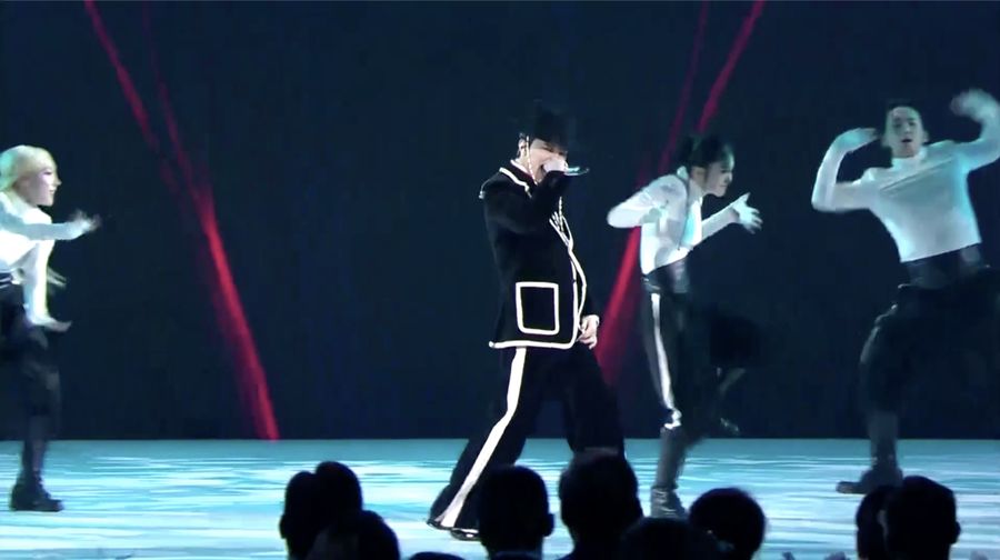 Bintang K-pop G-Dragon memukau para tamu dalam jamuan makan malam gala KTT Kerja Sama Ekonomi Asia-Pasifik (APEC) 2025 yang digelar di Hotel Lahan Select Gyeongju, Korea Selatan, pada Jumat (31/10/2025). Bintang K-pop G-Dragon memukau para tamu dalam jamuan makan malam gala KTT Kerja Sama Ekonomi Asia-Pasifik (APEC) 2025 yang digelar di Hotel Lahan Select Gyeongju, Korea Selatan, pada Jumat (31/10/2025). (Tangkapan Layar Video Reuters/KBS)