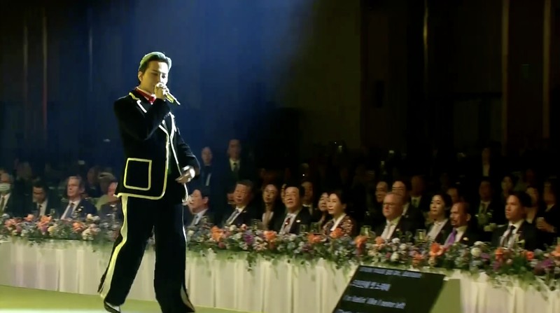 Bintang K-pop G-Dragon memukau para tamu dalam jamuan makan malam gala KTT Kerja Sama Ekonomi Asia-Pasifik (APEC) 2025 yang digelar di Hotel Lahan Select Gyeongju, Korea Selatan, pada Jumat (31/10/2025). Bintang K-pop G-Dragon memukau para tamu dalam jamuan makan malam gala KTT Kerja Sama Ekonomi Asia-Pasifik (APEC) 2025 yang digelar di Hotel Lahan Select Gyeongju, Korea Selatan, pada Jumat (31/10/2025). (Tangkapan Layar Video Reuters/KBS)