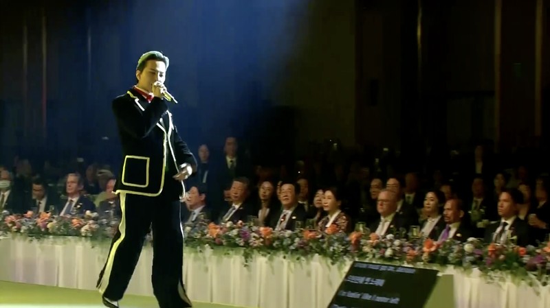 Bintang K-pop G-Dragon memukau para tamu dalam jamuan makan malam gala KTT Kerja Sama Ekonomi Asia-Pasifik (APEC) 2025 yang digelar di Hotel Lahan Select Gyeongju, Korea Selatan, pada Jumat (31/10/2025). Bintang K-pop G-Dragon memukau para tamu dalam jamuan makan malam gala KTT Kerja Sama Ekonomi Asia-Pasifik (APEC) 2025 yang digelar di Hotel Lahan Select Gyeongju, Korea Selatan, pada Jumat (31/10/2025). (Tangkapan Layar Video Reuters/KBS)