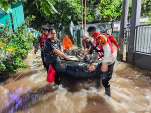 Brimob Polda Metro Patroli SAR dan Evakuasi Korban Banjir di Pondok Aren