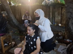 Iseng Berujung Cuan, Mina-Sinci Buka Jasa Kepang Rambut di Konser BLACKPINK