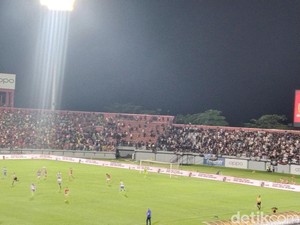 Bali United Vs Persib Diwarnai Hujan Kartu dan Ricuh Antar Suporter