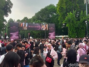 Langit Mendung Tak Surutkan Euforia BLINK ke Konser BLACKPINK di GBK