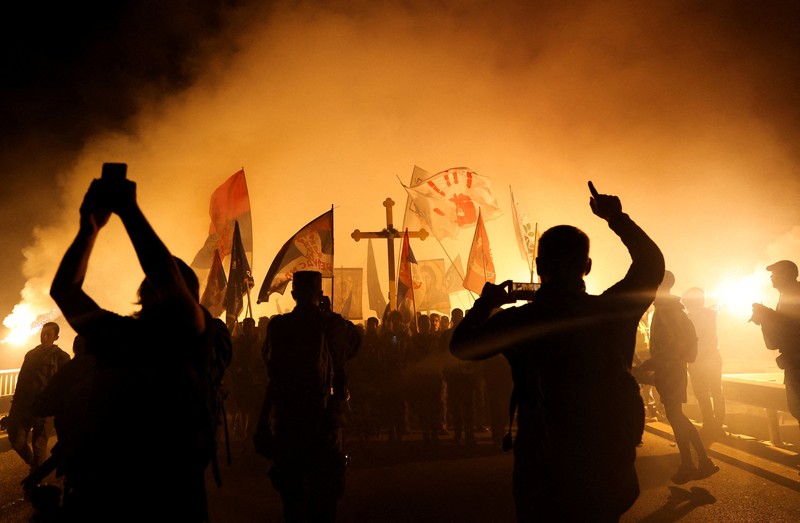 Massa berunjuk rasa terkait tunjangan DPR hingga kematian ojol yang dilindas rantis polisi di kawasan Gedung DPR, Jakarta, Jumat (29/8/2025).  (CNBC Indonesia/Muhammad Sabki)