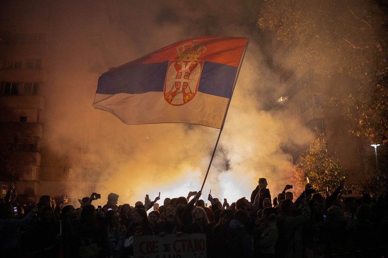 Pemandangan drone menunjukkan para demonstran menyalakan suar saat para pelajar yang ikut serta dalam pawai protes tiba di Novi Sad untuk memperingati ulang tahun pertama runtuhnya kanopi stasiun kereta api yang fatal pada November 2024, yang menewaskan 16 orang dan memicu tuduhan korupsi dan kelalaian di seluruh negeri, di Novi Sad, Serbia, 31 Oktober 2025. Pemandangan drone menunjukkan para demonstran menyalakan suar saat para pelajar yang ikut serta dalam pawai protes tiba di Novi Sad untuk memperingati ulang tahun pertama runtuhnya kanopi stasiun kereta api yang fatal pada November 2024, yang menewaskan 16 orang dan memicu tuduhan korupsi dan kelalaian di seluruh negeri, di Novi Sad, Serbia, 31 Oktober 2025. (REUTERS/Djordje Kojadinovic)