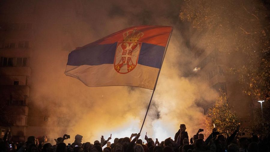 Pemandangan drone menunjukkan para demonstran menyalakan suar saat para pelajar yang ikut serta dalam pawai protes tiba di Novi Sad untuk memperingati ulang tahun pertama runtuhnya kanopi stasiun kereta api yang fatal pada November 2024, yang menewaskan 16 orang dan memicu tuduhan korupsi dan kelalaian di seluruh negeri, di Novi Sad, Serbia, 31 Oktober 2025. Pemandangan drone menunjukkan para demonstran menyalakan suar saat para pelajar yang ikut serta dalam pawai protes tiba di Novi Sad untuk memperingati ulang tahun pertama runtuhnya kanopi stasiun kereta api yang fatal pada November 2024, yang menewaskan 16 orang dan memicu tuduhan korupsi dan kelalaian di seluruh negeri, di Novi Sad, Serbia, 31 Oktober 2025. (REUTERS/Djordje Kojadinovic)