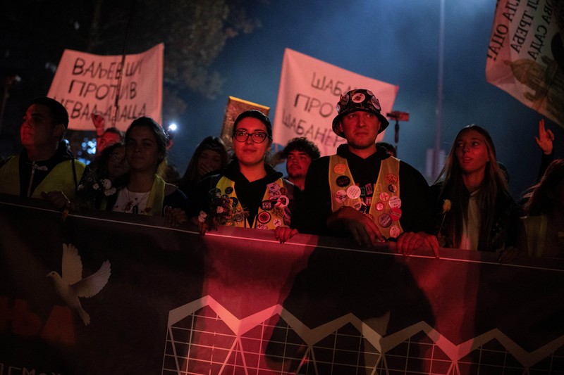 Pemandangan drone menunjukkan para demonstran menyalakan suar saat para pelajar yang ikut serta dalam pawai protes tiba di Novi Sad untuk memperingati ulang tahun pertama runtuhnya kanopi stasiun kereta api yang fatal pada November 2024, yang menewaskan 16 orang dan memicu tuduhan korupsi dan kelalaian di seluruh negeri, di Novi Sad, Serbia, 31 Oktober 2025. Pemandangan drone menunjukkan para demonstran menyalakan suar saat para pelajar yang ikut serta dalam pawai protes tiba di Novi Sad untuk memperingati ulang tahun pertama runtuhnya kanopi stasiun kereta api yang fatal pada November 2024, yang menewaskan 16 orang dan memicu tuduhan korupsi dan kelalaian di seluruh negeri, di Novi Sad, Serbia, 31 Oktober 2025. (REUTERS/Djordje Kojadinovic)