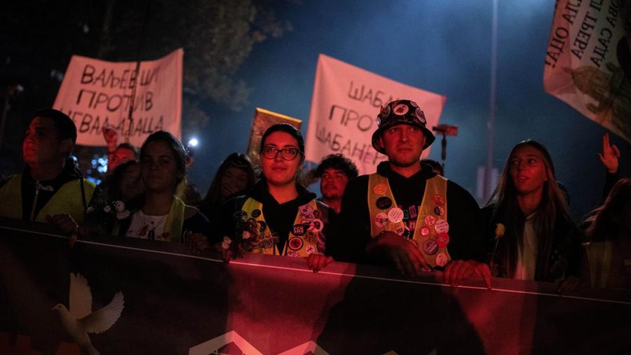 Pemandangan drone menunjukkan para demonstran menyalakan suar saat para pelajar yang ikut serta dalam pawai protes tiba di Novi Sad untuk memperingati ulang tahun pertama runtuhnya kanopi stasiun kereta api yang fatal pada November 2024, yang menewaskan 16 orang dan memicu tuduhan korupsi dan kelalaian di seluruh negeri, di Novi Sad, Serbia, 31 Oktober 2025. Pemandangan drone menunjukkan para demonstran menyalakan suar saat para pelajar yang ikut serta dalam pawai protes tiba di Novi Sad untuk memperingati ulang tahun pertama runtuhnya kanopi stasiun kereta api yang fatal pada November 2024, yang menewaskan 16 orang dan memicu tuduhan korupsi dan kelalaian di seluruh negeri, di Novi Sad, Serbia, 31 Oktober 2025. (REUTERS/Djordje Kojadinovic)