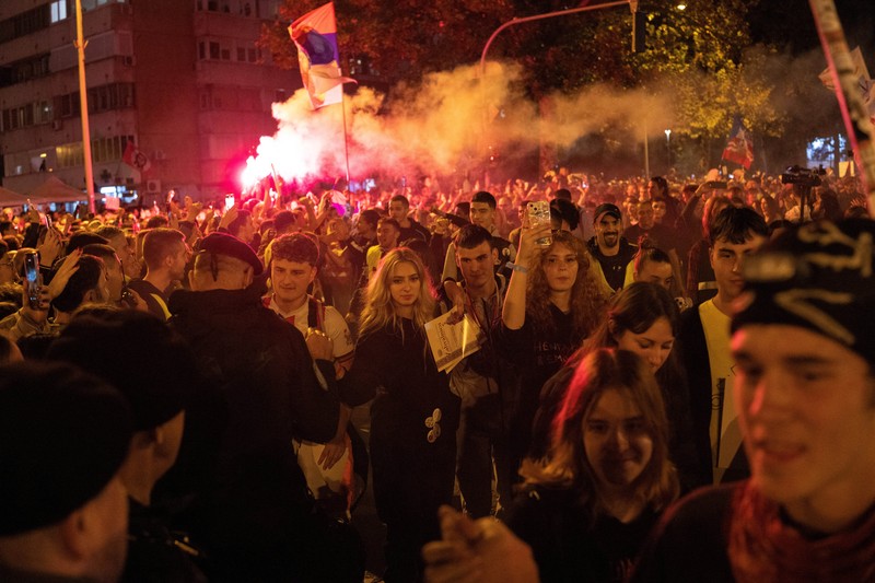 Pemandangan drone menunjukkan para demonstran menyalakan suar saat para pelajar yang ikut serta dalam pawai protes tiba di Novi Sad untuk memperingati ulang tahun pertama runtuhnya kanopi stasiun kereta api yang fatal pada November 2024, yang menewaskan 16 orang dan memicu tuduhan korupsi dan kelalaian di seluruh negeri, di Novi Sad, Serbia, 31 Oktober 2025. Pemandangan drone menunjukkan para demonstran menyalakan suar saat para pelajar yang ikut serta dalam pawai protes tiba di Novi Sad untuk memperingati ulang tahun pertama runtuhnya kanopi stasiun kereta api yang fatal pada November 2024, yang menewaskan 16 orang dan memicu tuduhan korupsi dan kelalaian di seluruh negeri, di Novi Sad, Serbia, 31 Oktober 2025. (REUTERS/Djordje Kojadinovic)