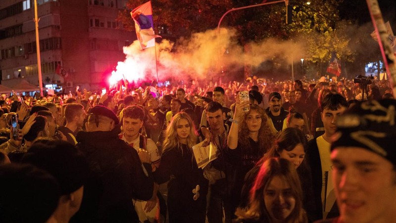 Pemandangan drone menunjukkan para demonstran menyalakan suar saat para pelajar yang ikut serta dalam pawai protes tiba di Novi Sad untuk memperingati ulang tahun pertama runtuhnya kanopi stasiun kereta api yang fatal pada November 2024, yang menewaskan 16 orang dan memicu tuduhan korupsi dan kelalaian di seluruh negeri, di Novi Sad, Serbia, 31 Oktober 2025. (REUTERS/Djordje Kojadinovic)