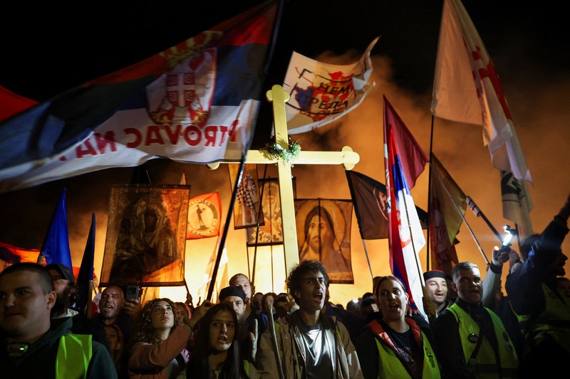 Pemandangan drone menunjukkan para demonstran menyalakan suar saat para pelajar yang ikut serta dalam pawai protes tiba di Novi Sad untuk memperingati ulang tahun pertama runtuhnya kanopi stasiun kereta api yang fatal pada November 2024, yang menewaskan 16 orang dan memicu tuduhan korupsi dan kelalaian di seluruh negeri, di Novi Sad, Serbia, 31 Oktober 2025. Pemandangan drone menunjukkan para demonstran menyalakan suar saat para pelajar yang ikut serta dalam pawai protes tiba di Novi Sad untuk memperingati ulang tahun pertama runtuhnya kanopi stasiun kereta api yang fatal pada November 2024, yang menewaskan 16 orang dan memicu tuduhan korupsi dan kelalaian di seluruh negeri, di Novi Sad, Serbia, 31 Oktober 2025. (REUTERS/Djordje Kojadinovic)