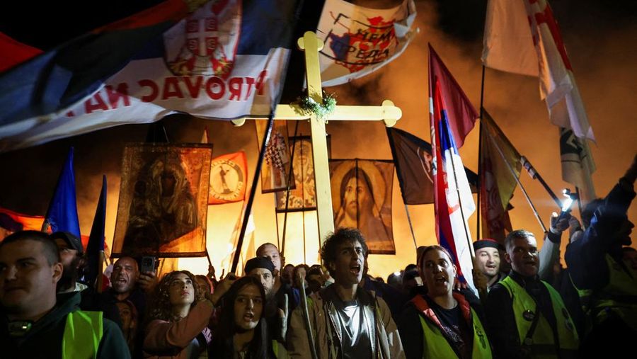 Pemandangan drone menunjukkan para demonstran menyalakan suar saat para pelajar yang ikut serta dalam pawai protes tiba di Novi Sad untuk memperingati ulang tahun pertama runtuhnya kanopi stasiun kereta api yang fatal pada November 2024, yang menewaskan 16 orang dan memicu tuduhan korupsi dan kelalaian di seluruh negeri, di Novi Sad, Serbia, 31 Oktober 2025. Pemandangan drone menunjukkan para demonstran menyalakan suar saat para pelajar yang ikut serta dalam pawai protes tiba di Novi Sad untuk memperingati ulang tahun pertama runtuhnya kanopi stasiun kereta api yang fatal pada November 2024, yang menewaskan 16 orang dan memicu tuduhan korupsi dan kelalaian di seluruh negeri, di Novi Sad, Serbia, 31 Oktober 2025. (REUTERS/Djordje Kojadinovic)