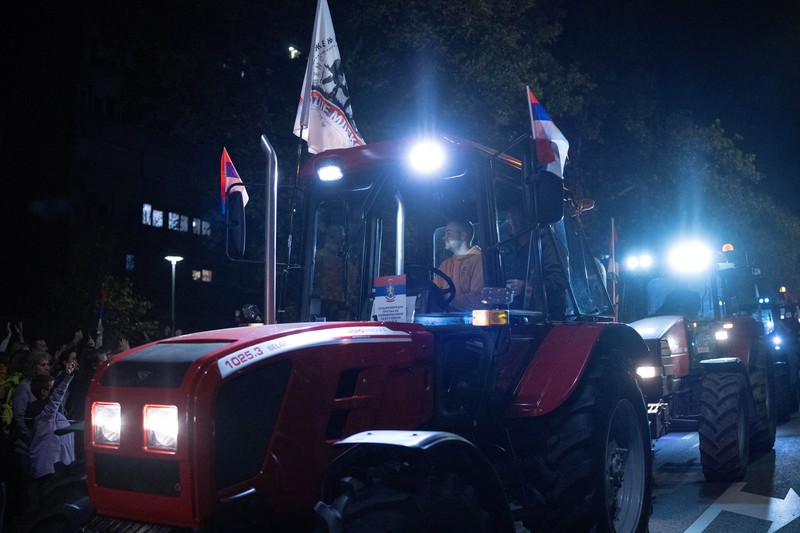 Pemandangan drone menunjukkan para demonstran menyalakan suar saat para pelajar yang ikut serta dalam pawai protes tiba di Novi Sad untuk memperingati ulang tahun pertama runtuhnya kanopi stasiun kereta api yang fatal pada November 2024, yang menewaskan 16 orang dan memicu tuduhan korupsi dan kelalaian di seluruh negeri, di Novi Sad, Serbia, 31 Oktober 2025. Pemandangan drone menunjukkan para demonstran menyalakan suar saat para pelajar yang ikut serta dalam pawai protes tiba di Novi Sad untuk memperingati ulang tahun pertama runtuhnya kanopi stasiun kereta api yang fatal pada November 2024, yang menewaskan 16 orang dan memicu tuduhan korupsi dan kelalaian di seluruh negeri, di Novi Sad, Serbia, 31 Oktober 2025. (REUTERS/Djordje Kojadinovic)