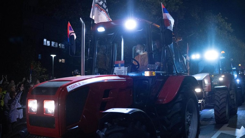 Pemandangan drone menunjukkan para demonstran menyalakan suar saat para pelajar yang ikut serta dalam pawai protes tiba di Novi Sad untuk memperingati ulang tahun pertama runtuhnya kanopi stasiun kereta api yang fatal pada November 2024, yang menewaskan 16 orang dan memicu tuduhan korupsi dan kelalaian di seluruh negeri, di Novi Sad, Serbia, 31 Oktober 2025. (REUTERS/Djordje Kojadinovic)