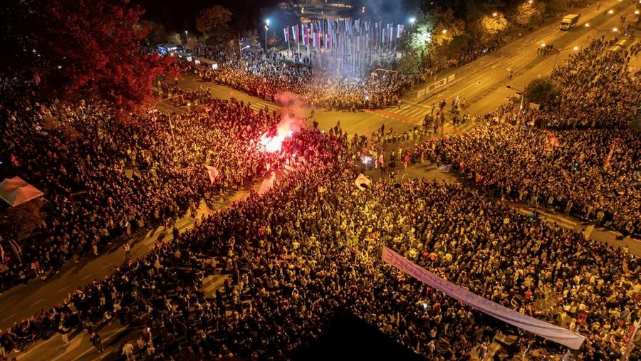 Pemandangan drone menunjukkan para demonstran menyalakan suar saat para pelajar yang ikut serta dalam pawai protes tiba di Novi Sad untuk memperingati ulang tahun pertama runtuhnya kanopi stasiun kereta api yang fatal pada November 2024, yang menewaskan 16 orang dan memicu tuduhan korupsi dan kelalaian di seluruh negeri, di Novi Sad, Serbia, 31 Oktober 2025. Pemandangan drone menunjukkan para demonstran menyalakan suar saat para pelajar yang ikut serta dalam pawai protes tiba di Novi Sad untuk memperingati ulang tahun pertama runtuhnya kanopi stasiun kereta api yang fatal pada November 2024, yang menewaskan 16 orang dan memicu tuduhan korupsi dan kelalaian di seluruh negeri, di Novi Sad, Serbia, 31 Oktober 2025. (REUTERS/Djordje Kojadinovic)
