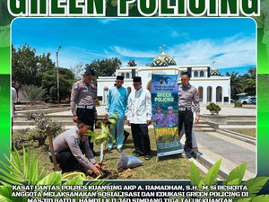 Polisi Tanam Pohon di Masjid Kuansing, Wujudkan Lingkungan Lestari