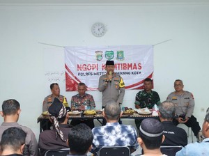 Polisi di Kota Tangerang Berbagi Sembako, Ajak Warga Jaga Kamtibmas
