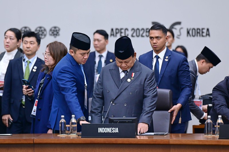 Presiden Republik Indonesia Prabowo Subianto menghadiri Konferensi Tingkat Tinggi (KTT) Kerja Sama Ekonomi Asia-Pasifik (APEC) 2025, yang berlangsung di Hwabaek International Convention Centre (HICO), Gyeongju, Republik Korea, pada Jumat (31/10). Presiden Republik Indonesia Prabowo Subianto menghadiri Konferensi Tingkat Tinggi (KTT) Kerja Sama Ekonomi Asia-Pasifik (APEC) 2025, yang berlangsung di Hwabaek International Convention Centre (HICO), Gyeongju, Republik Korea, pada Jumat (31/10). (Dok. Biro Pers Sekretariat Presiden/Muchlis Jr)